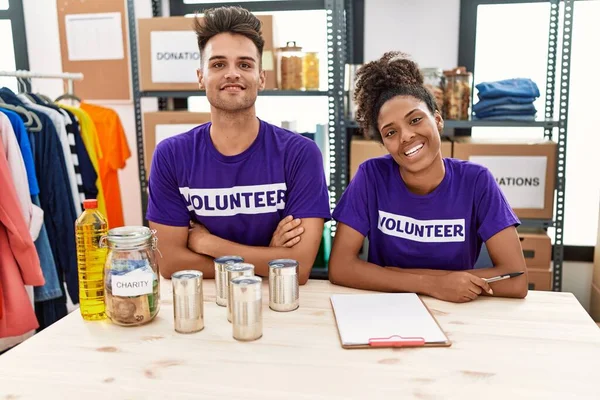 Jóvenes Interracial Vistiendo Camiseta Voluntaria Las Donaciones Pie Cara Feliz — Foto de Stock