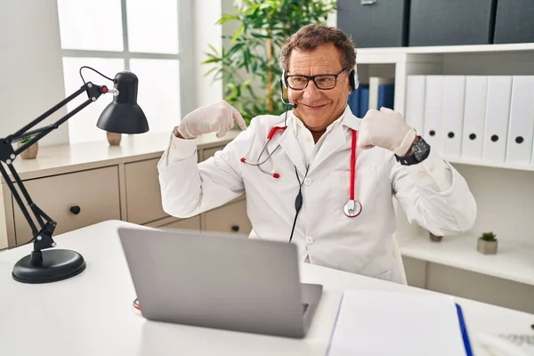 Senior Doctor Man Working Online Appointment Looking Confident Smile Face — Stock Photo, Image