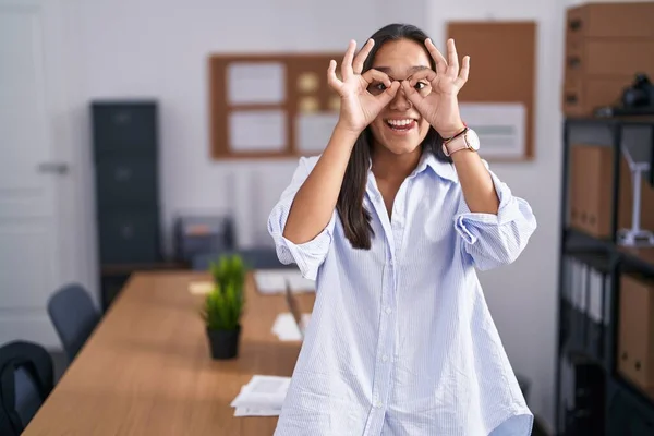 Joven Mujer Hispana Oficina Haciendo Buen Gesto Como Binoculares Sacando — Foto de Stock