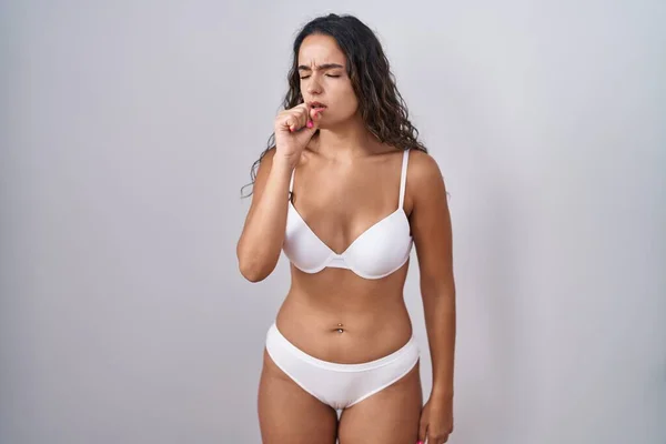 Ung Latinamerikansk Kvinna Klädd Vita Underkläder Mår Dåligt Och Hosta — Stockfoto