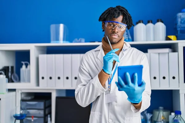African American Man Scientist Using Touchpad Laboratory — Fotografia de Stock