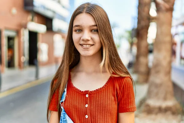 Kaukasisches Teenager Mädchen Lächelt Glücklich Der Stadt — Stockfoto