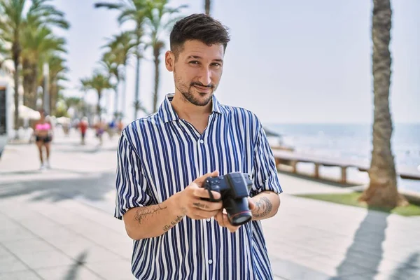 Jovem Homem Bonito Usando Câmera Fotografia Dslr Junto Mar — Fotografia de Stock