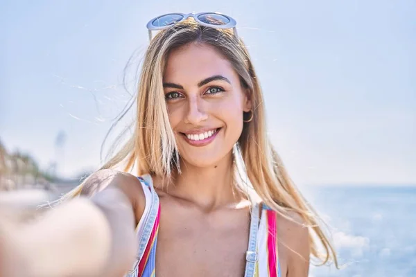 Молода Блондинка Посміхається Щасливий Зробити Селфі Смартфоні Пляжі — стокове фото