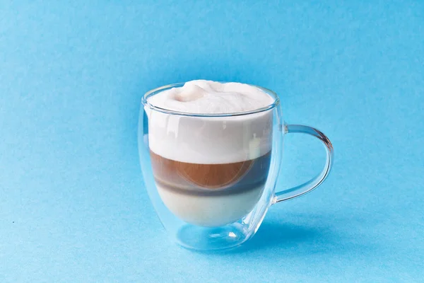 Uma Xícara Café Cappuccino Sobre Fundo Azul — Fotografia de Stock