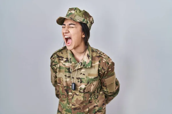 Jonge Zuid Aziatische Vrouw Camouflage Legeruniform Boos Gek Schreeuwend Gefrustreerd — Stockfoto