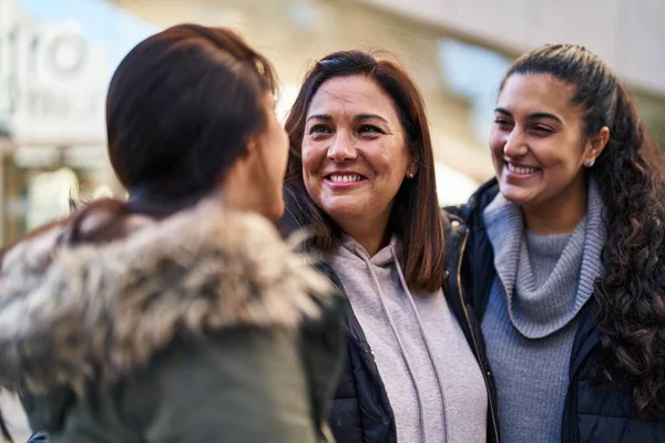 Three Woman Mother Daughters Standing Together Street — Stock Photo, Image