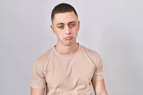 Jongeman Die Een Geïsoleerde Achtergrond Staat Depressief Bezorgd Verdriet Huilend — Stockfoto