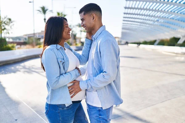 Jong Latijn Paar Verwachten Baby Staan Samen Aanraken Buik Straat — Stockfoto