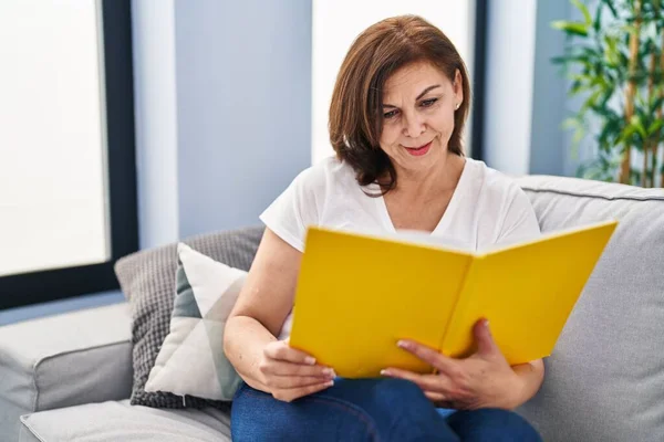 Middle Age Woman Reading Book Sitting Sofa Home — Stock Photo, Image