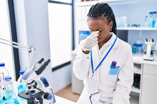 African American Woman Scientist Stressed Working Laboratory — Stockfoto