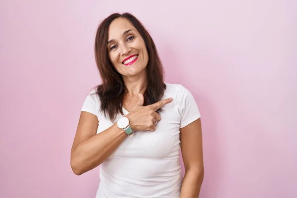 Middle Age Brunette Woman Standing Pink Background Cheerful Smile Face — Photo