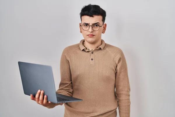 Pessoa Não Binária Usando Computador Laptop Cético Nervoso Franzindo Testa — Fotografia de Stock