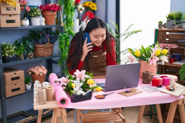 Jonge Chinese Vrouw Bloemist Praten Smartphone Met Behulp Van Laptop — Stockfoto