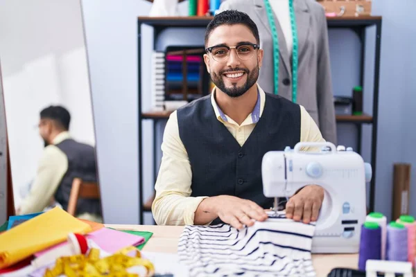服装厂使用缝纫机自信地微笑着年轻的阿拉伯男子裁缝 — 图库照片