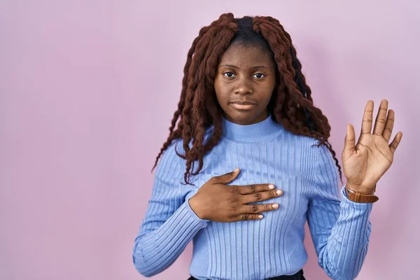 Afrikaanse Vrouw Staan Roze Achtergrond Vloeken Met Hand Borst Open — Stockfoto