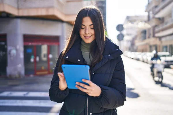 Νεαρή Όμορφη Ισπανόφωνη Γυναίκα Χαμογελά Αυτοπεποίθηση Χρησιμοποιώντας Touchpad Στο Δρόμο — Φωτογραφία Αρχείου