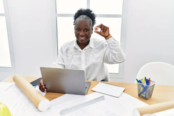 Jong Afrikaans Amerikaans Vrouw Architect Met Behulp Van Laptop Met — Stockfoto