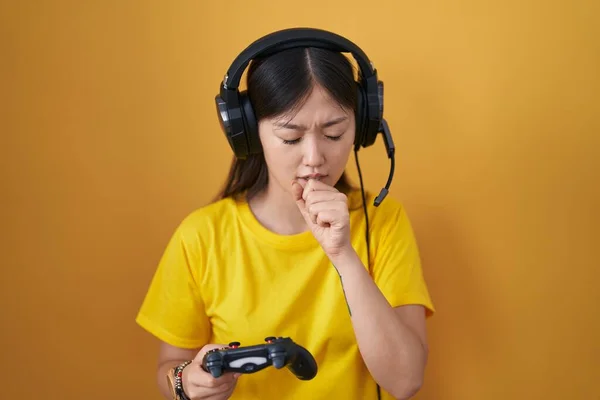 中国年轻女子玩电子游戏时手握控制器感觉不适 咳嗽是感冒或支气管炎的症状 保健概念 — 图库照片