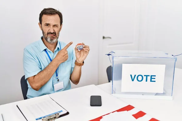 Muž Středního Věku Plnovousem Sedí Hlasovacího Lístku Drží Hlasovací Lístek — Stock fotografie