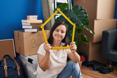 Down sendromlu kadın gülümsüyor.