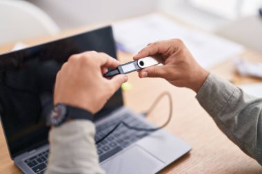 Ofiste kripto soğuk cüzdan kullanan genç bir İspanyol.