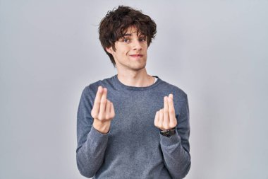 Tecrit edilmiş bir geçmişin başında duran genç adam elleriyle para hareketi yapıyor, maaş istiyor, milyonerlik işi yapıyor. 