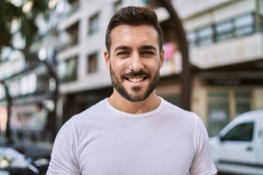 Sokakta yürürken kendine güvenen İspanyol bir adam.