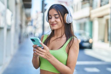 Genç, güzel, İspanyol bir kadın. Kendine güvenen, sokakta müzik dinleyen.