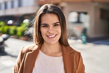 Sokakta kendine güvenen güzel İspanyol bir kadın.