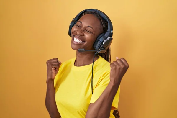 Африканская Американка Слушает Музыку Помощью Наушников Счастлива Взволнована Делая Жест — стоковое фото