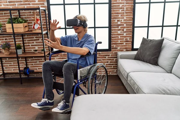 Mladý Blondýnka Muž Hraje Videohry Pomocí Virtuální Reality Brýle Sedí — Stock fotografie
