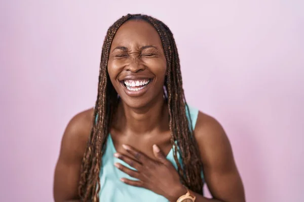 Африканская Американка Стоящая Розовом Фоне Улыбаясь Громко Смеясь Потому Смешная — стоковое фото