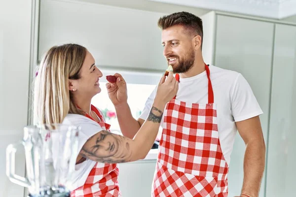 Jovem Casal Sorrindo Confiante Dando Frutas Uns Aos Outros Cozinha — Fotografia de Stock