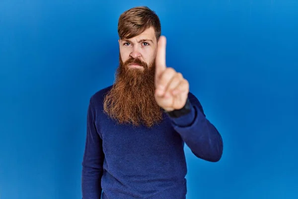 Hombre Pelirrojo Con Barba Larga Usando Suéter Azul Casual Sobre —  Fotos de Stock