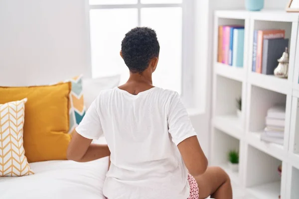 Africano Americano Mulher Sentado Cama Quarto — Fotografia de Stock