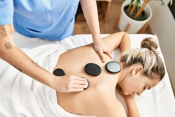 Mujer Pareja Teniendo Espalda Tratamiento Usando Caliente Negro Piedras Belleza — Foto de Stock