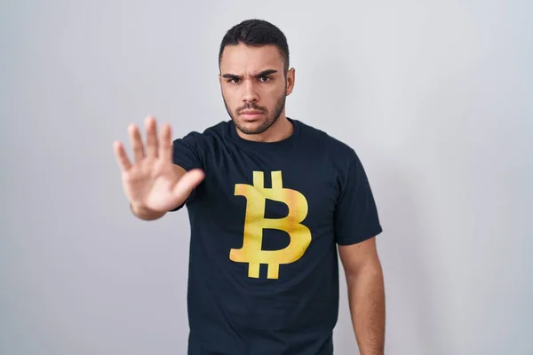 Joven Hombre Hispano Vistiendo Camiseta Bitcoin Haciendo Dejar Cantar Con —  Fotos de Stock