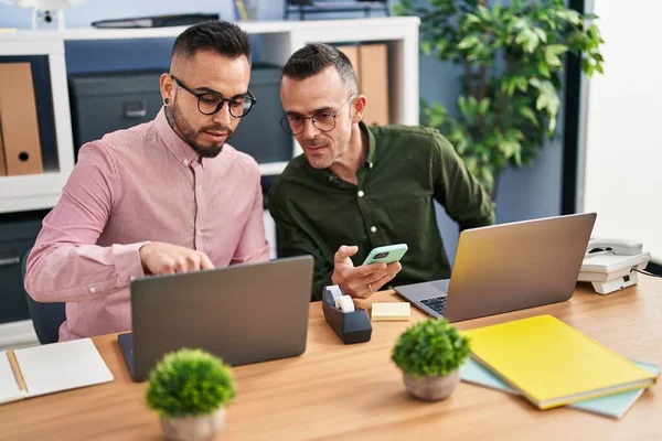Two Men Business Workers Using Laptop Smartphone Office — Stock Photo, Image
