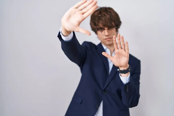 Hispânico Negócios Jovem Vestindo Óculos Fazendo Quadro Usando Mãos Palmas — Fotografia de Stock