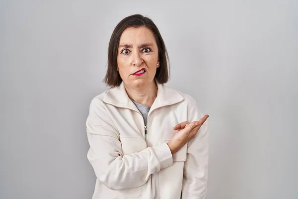 Middle Age Hispanic Woman Standing Isolated Background Pointing Aside Worried — Stock Photo, Image
