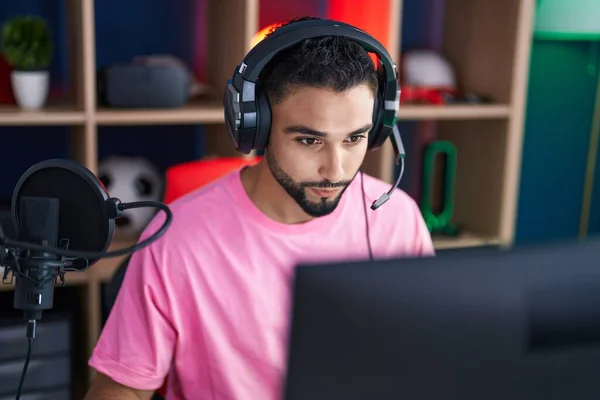 Joven Árabe Hombre Streamer Jugando Videojuego Utilizando Computadora Sala Juegos —  Fotos de Stock