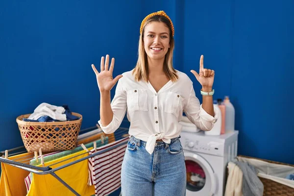 Junge Blonde Frau Der Waschküche Zeigt Und Zeigt Mit Finger — Stockfoto