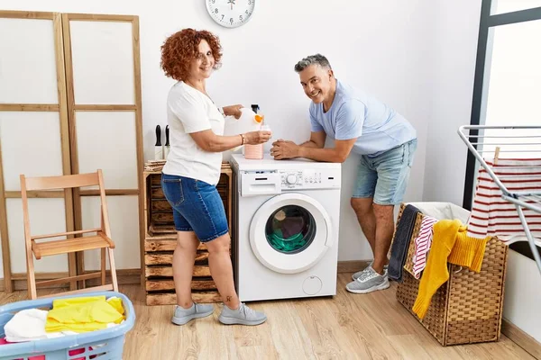 Homem Mulher Meia Idade Casal Derramando Detergente Roupas Lavagem Lavanderia — Fotografia de Stock