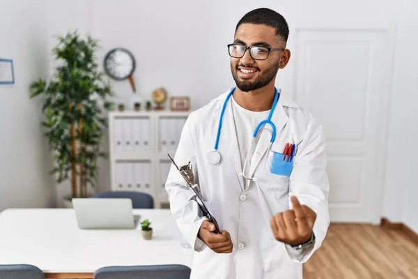 Young Indian Man Wearing Doctor Uniform Stethoscope Beckoning Come Here — Stock Photo, Image