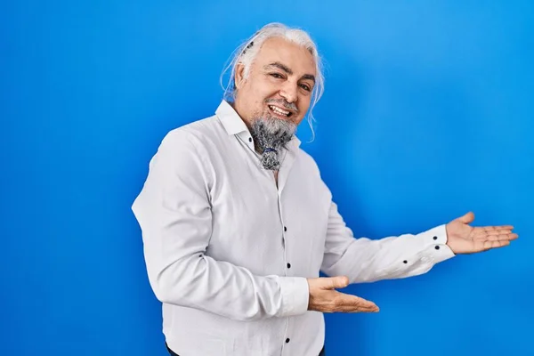 Middle Age Man Grey Hair Standing Blue Background Inviting Enter — Zdjęcie stockowe