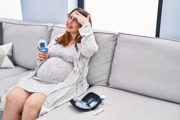Těhotná Žena Pomocí Monitoru Krevního Tlaku Doma Stresu Frustrovaný Rukou — Stock fotografie