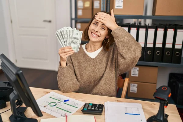 Young Beautiful Woman Working Small Business Ecommerce Holding Money Stressed — Stock Photo, Image