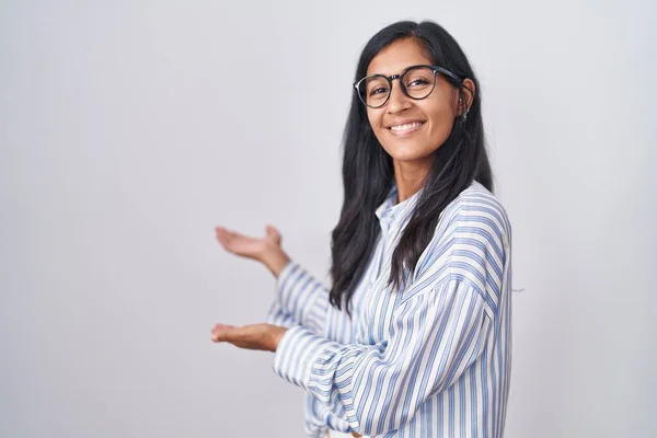 Mulher Hispânica Jovem Usando Óculos Convidando Para Entrar Sorrindo Natural — Fotografia de Stock