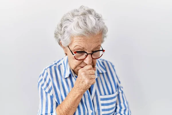 白髪のシニア女性は白地に立ち 風邪や気管支炎の症状として咳をする ヘルスケアの概念 — ストック写真